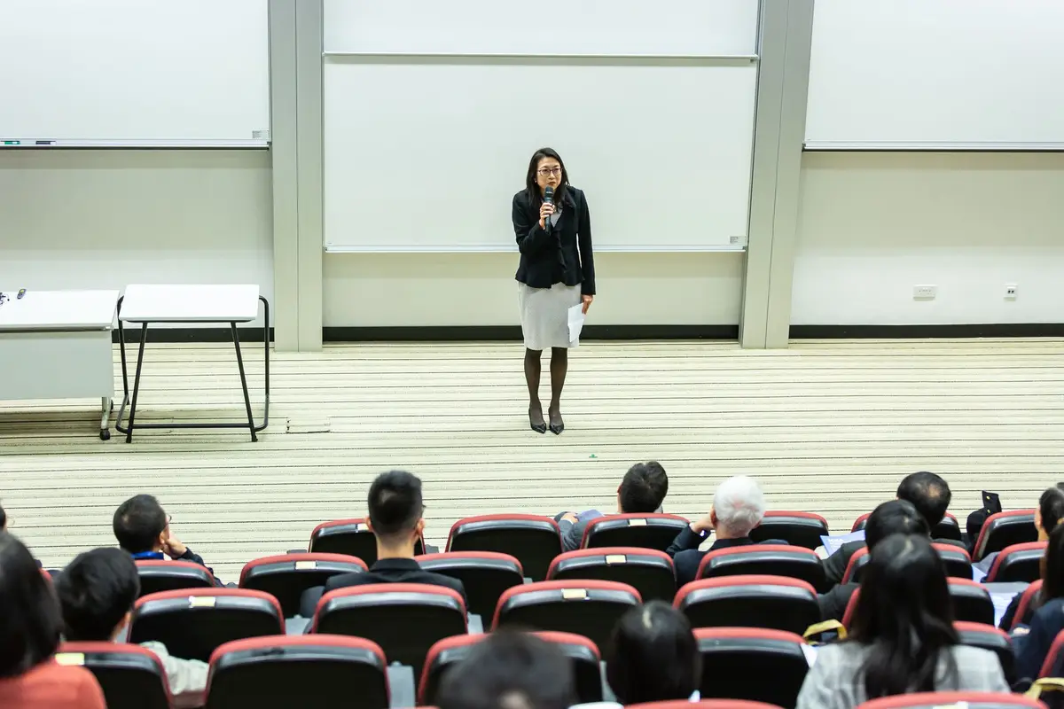 Palestrante falando para um auditório cheio