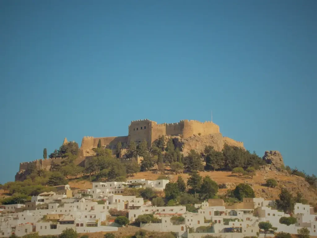 Acrópole de Lindos no alto da colina, na ilha natal de Panécio de Rodes