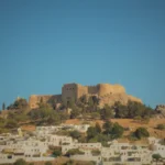 Acrópole de Lindos no alto da colina, na ilha natal de Panécio de Rodes