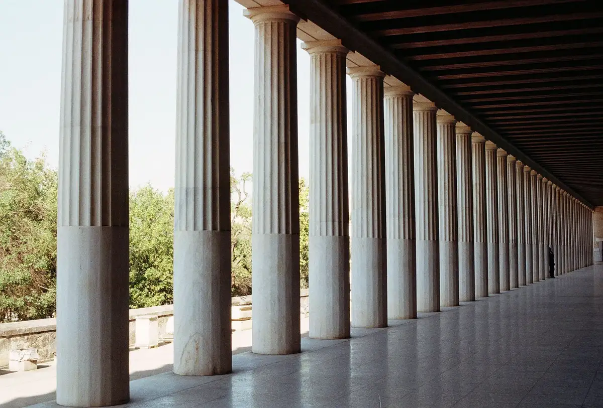 Pórtico com colunas na ágora de Atenas, tipo de construção onde Zenão de Cítio ensinava