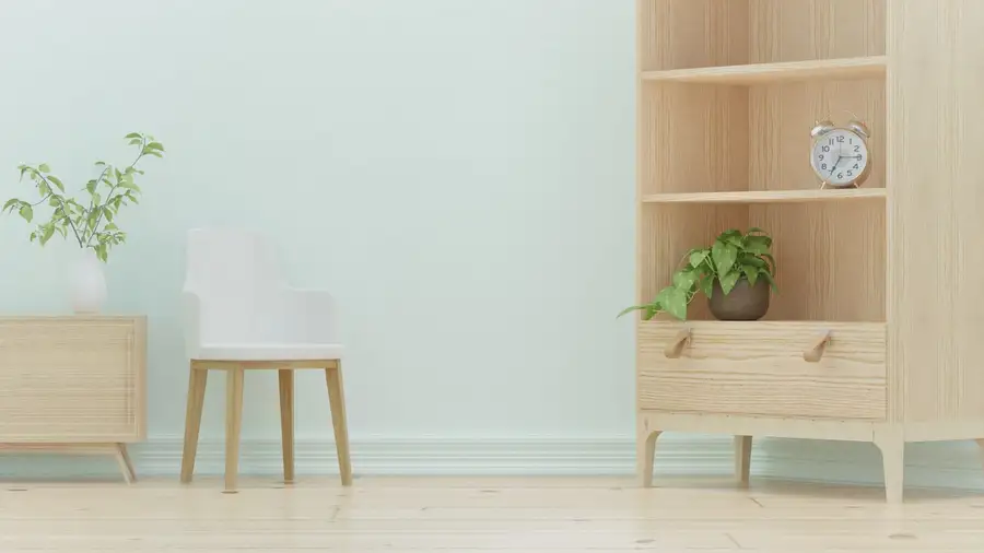 Sala simples e organizada, com poucos móveis de madeira e plantas