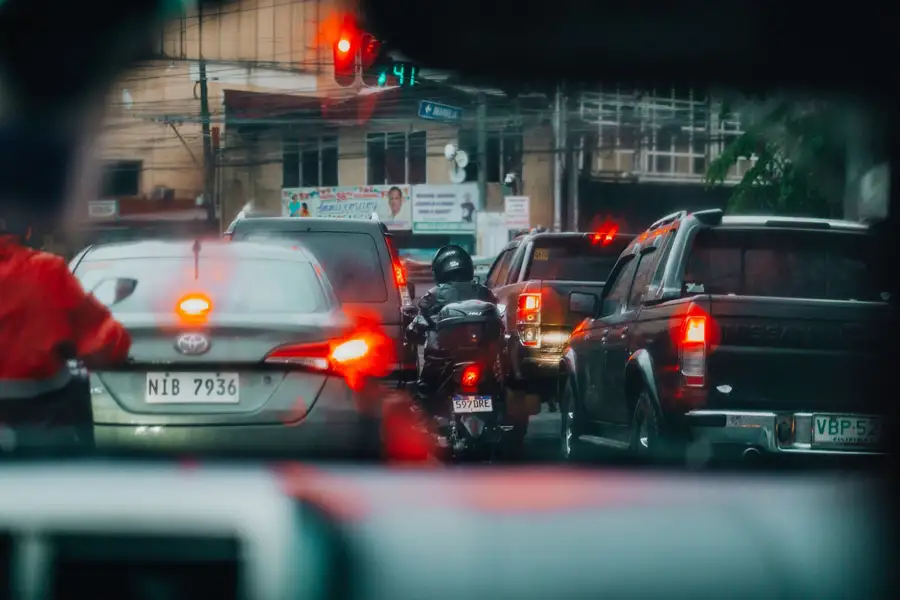 Trânsito parado visto de dentro do carro, gatilho comum no tema estoicismo e raiva