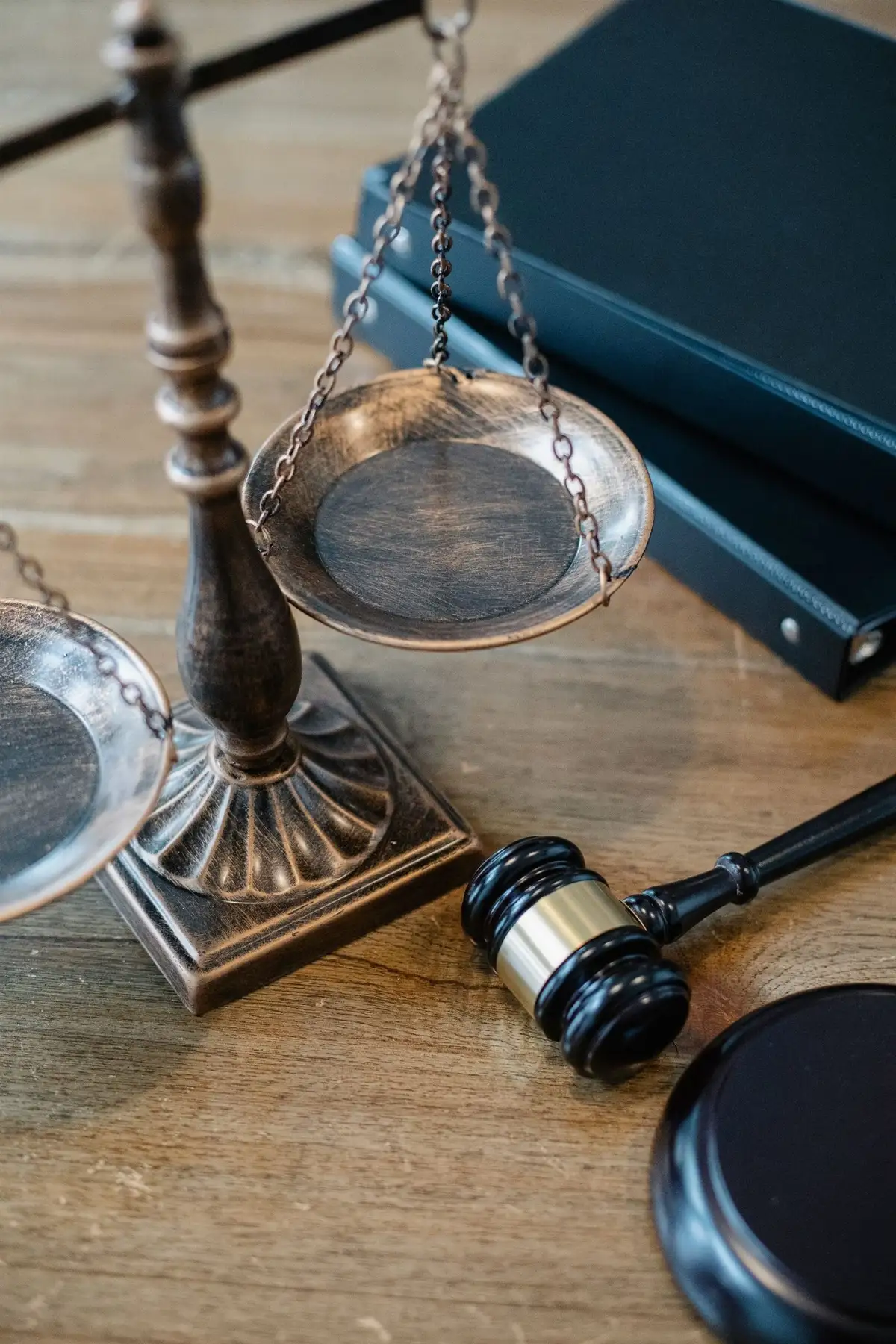 Balança da justiça e martelo sobre mesa de madeira, símbolo das virtudes estoicas