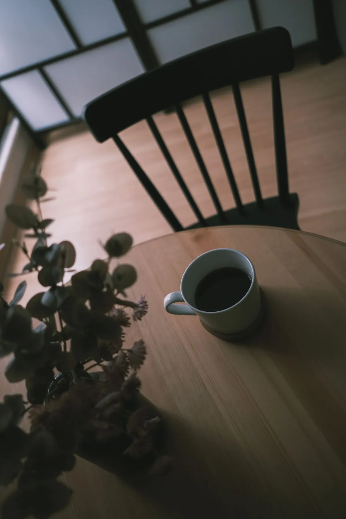 Xícara de café sobre mesa simples de madeira, vida simples no estoicismo e dinheiro