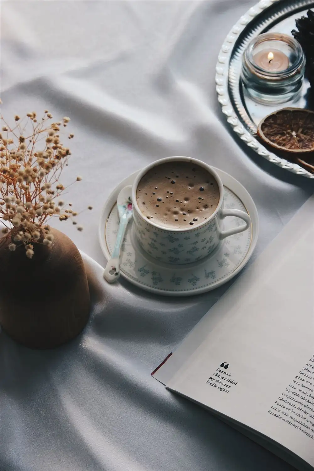 Xícara de café sobre a mesa, momento tranquilo para a leitura