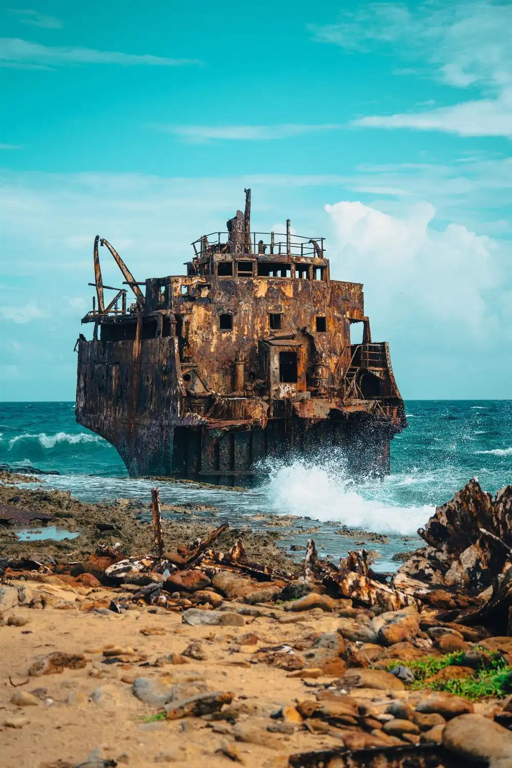 Navio naufragado numa praia, lembrando o naufrágio que levou Zenão de Cítio à filosofia
