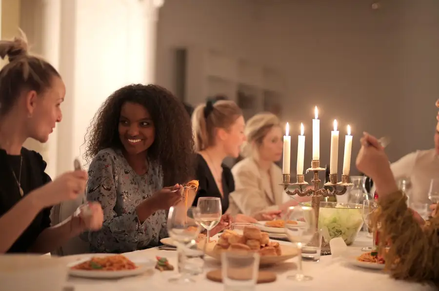 Amigas conversando durante um jantar à luz de velas