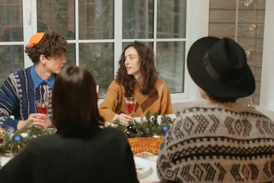 Amigos conversando em volta de uma mesa de festa