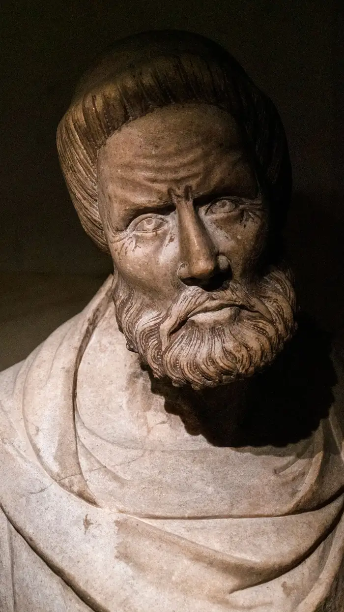 Busto antigo de filósofo barbado, como os autores das frases estoicas
