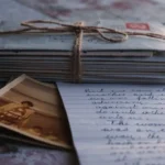Cartas antigas amarradas com barbante ao lado de uma carta escrita à mão