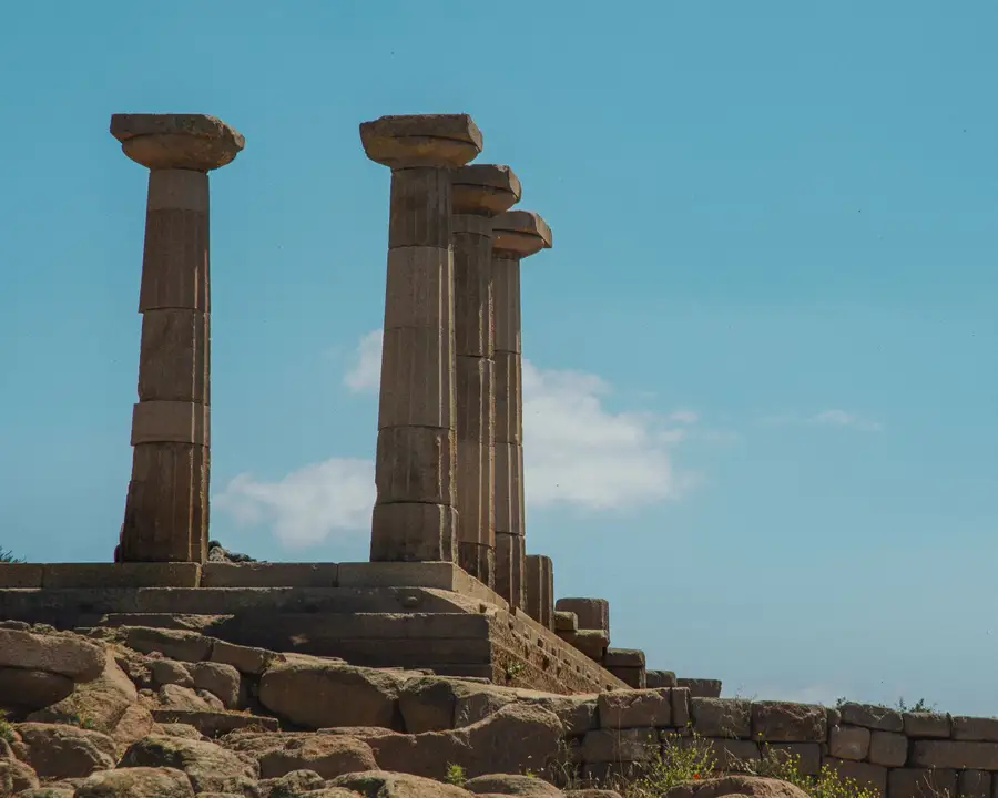 Colunas de pedra de um templo antigo em Assos sob céu azul