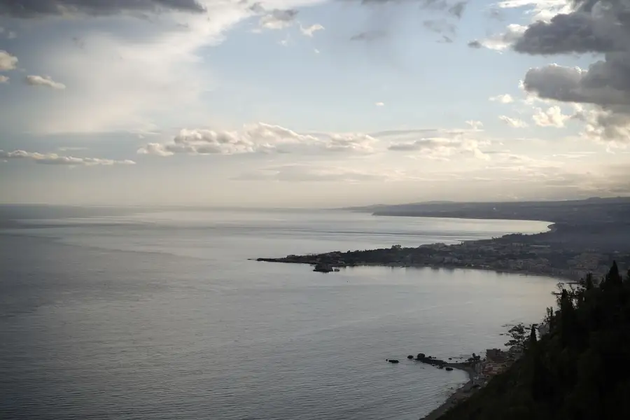 Costa da Sicília vista de Taormina, ilha onde Lucílio trabalhava