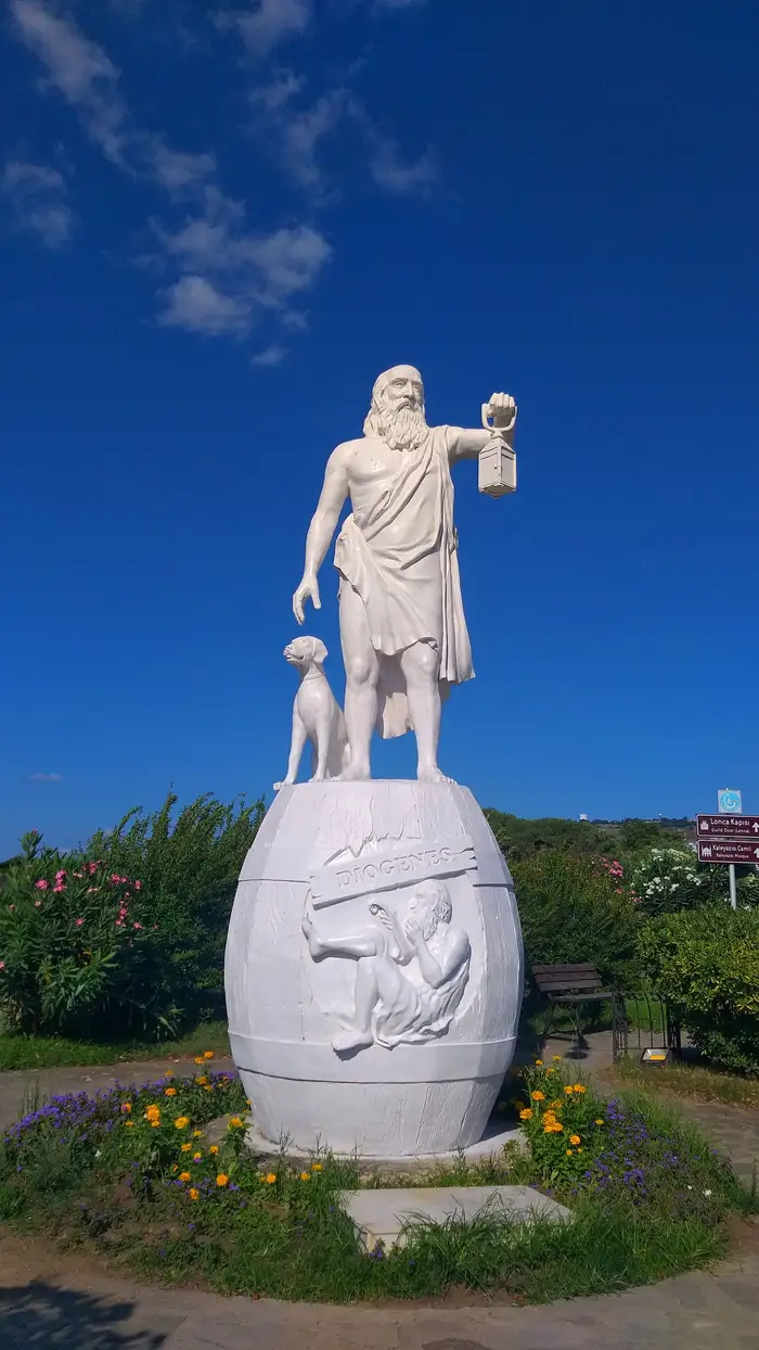 Estátua de Diógenes de Sinope sobre um barril, com lanterna e cão, em Sinope, na Turquia