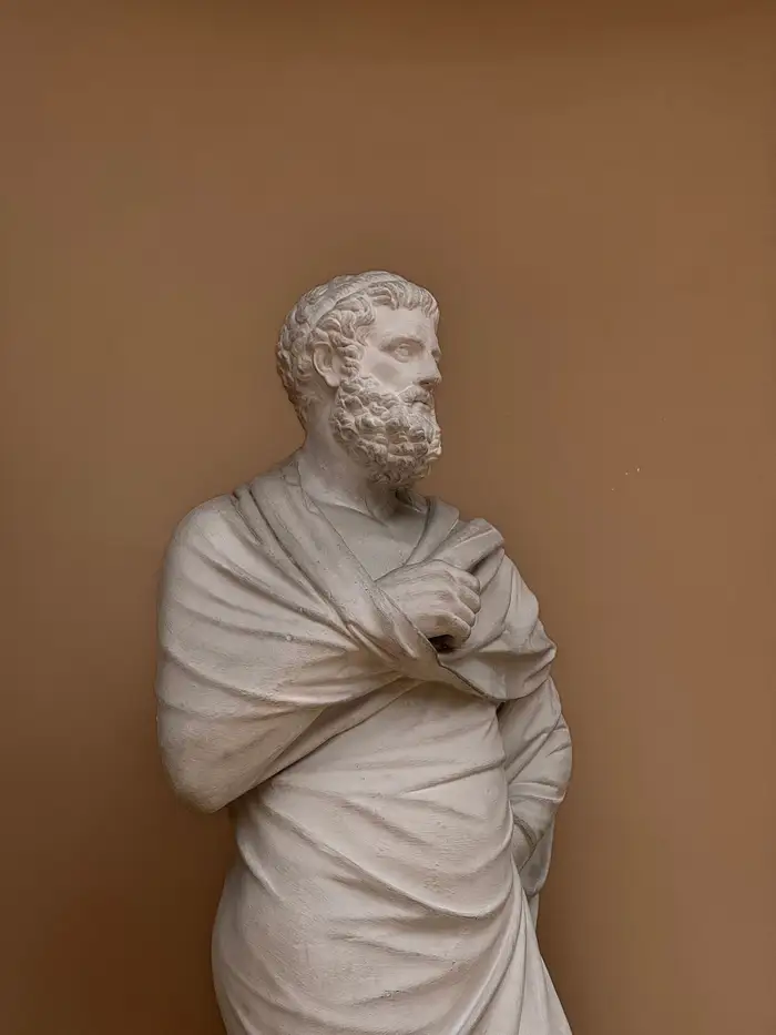 Estátua de mármore de um filósofo antigo vestindo manto, símbolo do que é ser estoico