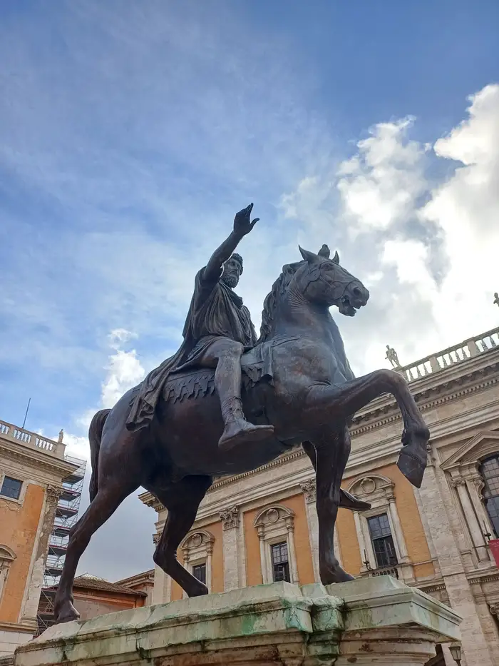 Estátua equestre de Marco Aurélio em Roma; as Meditações de Marco Aurélio nasceram das anotações pessoais do imperador