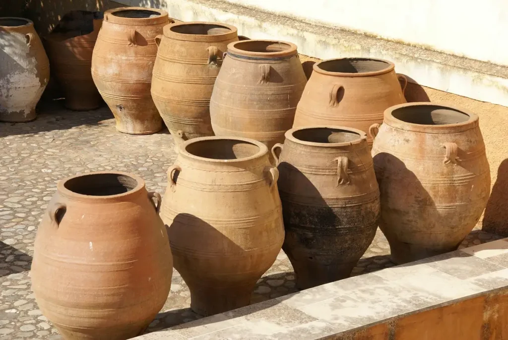 Grandes jarros de barro enfileirados ao sol, como o pithos onde Diógenes morava