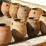 Grandes jarros de barro enfileirados ao sol, como o pithos onde Diógenes morava