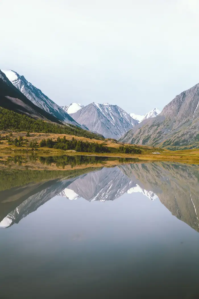 Montanhas espelhadas num lago sem ondas, imagem da mente serena da apatheia