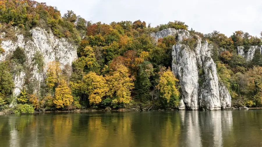 Penhascos e floresta às margens do rio Danúbio, fronteira onde o imperador passou seus últimos anos