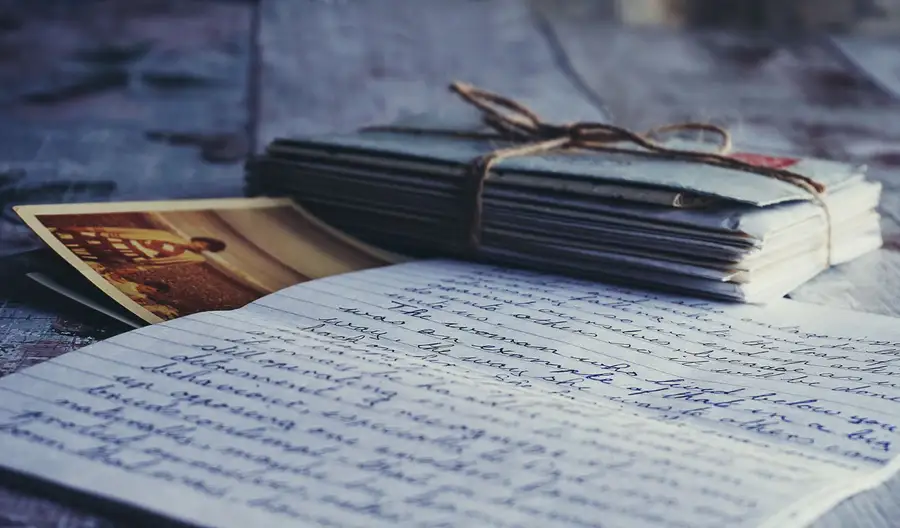 Pilha de cartas antigas e uma carta manuscrita, como as Cartas a Lucílio de Sêneca
