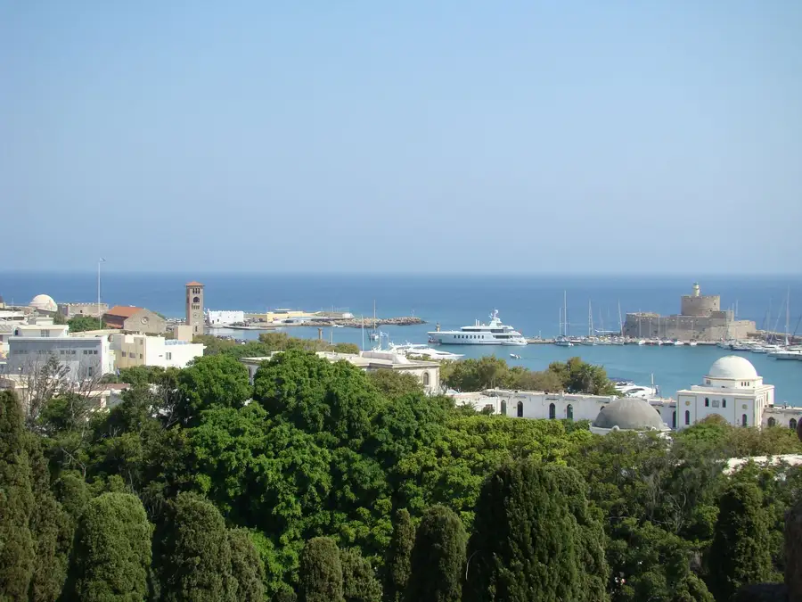 Porto de Mandraki, na ilha de Rodes, onde Panécio nasceu e Posidônio ensinou