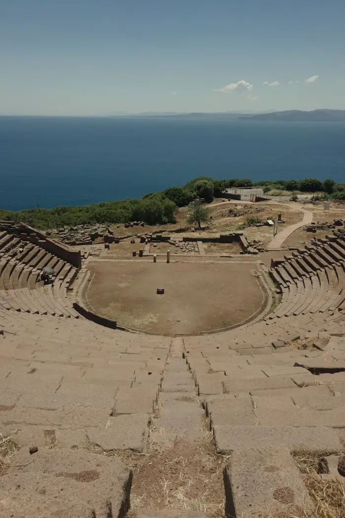 Teatro grego antigo de Assos, de frente para o mar Egeu
