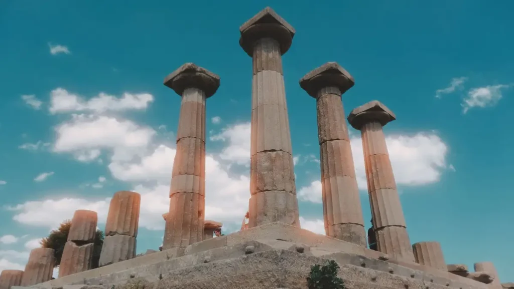Colunas do Templo de Atena em Assos, na Turquia, cidade natal de Cleantes