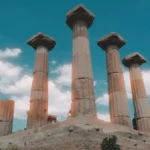 Colunas do Templo de Atena em Assos, na Turquia, cidade natal de Cleantes